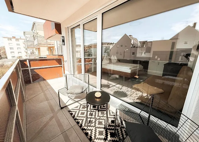 Sonnenseite Mit Balkon In アパート