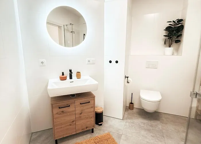 Sonnenseite Mit Balkon In